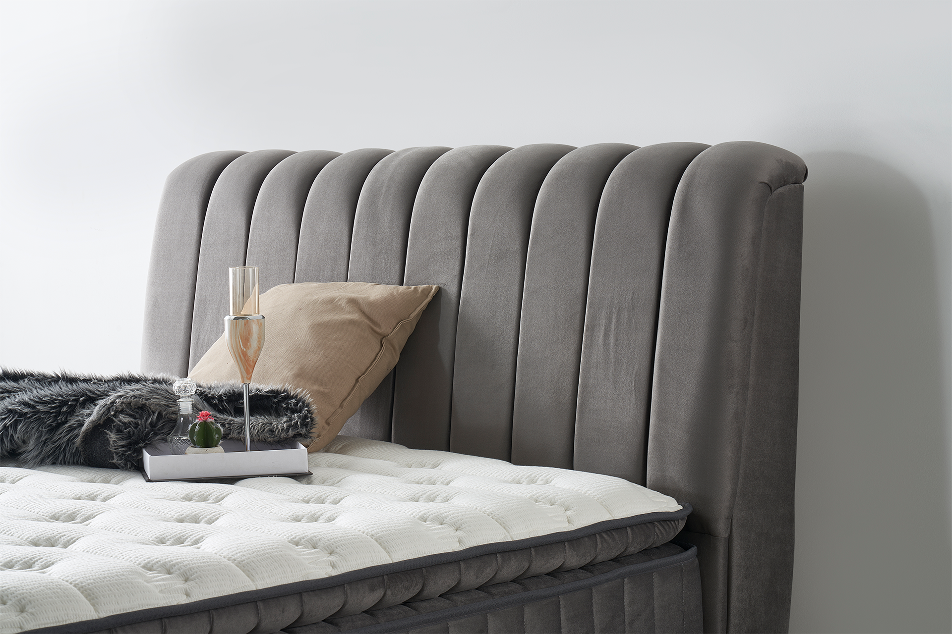 Pachet pat Berry gri tapițat integral cu saltea inclusă + pernă decorativă - imagine 5